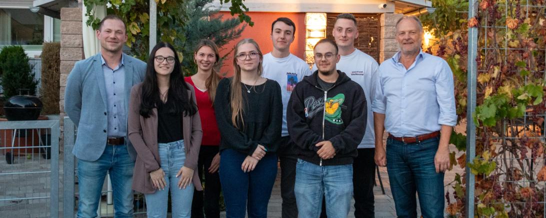 Die beiden Geschäftsführer Volker Baumgärtner (Eisen-Fischer) und Axel Herrmann (MCT) und ein Großteil der Absolventen der Ausbildungsberufe Kaufmann/Kauffrau für Groß- und Außenhandelsmanagement, Fachkraft für Lagerlogistik und Fachinformatiker für Systemintegration.