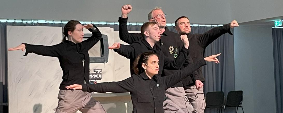 In ihrer eindringlichen Inszenierung von "1984" zeichnete die American Drama Group ein beklemmendes Bild der permanent überwachten und manipulierten Gesellschaft.