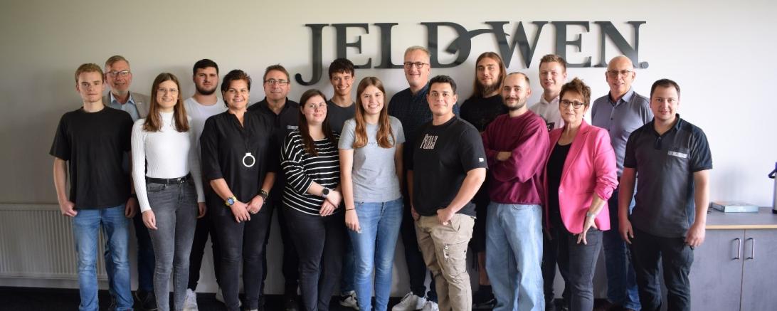 v.l.n.r.: Felix Frühwirth (Holzmechaniker), Wolfgang Oswald (Werkleiter), Sarah Boos (Industriekauffrau), Mehdi Sevim (Holzmechaniker), Sabine Vierkorn (stellvertr. BR-Vorsitzende), Frank Wiedemann (Ausbildungsbeauftragter Industriemechaniker), Jessica Heller, Ben Hammer und Lilli Seitz (Industriekaufleute), Jürgen Angermeyer (Ausbilder Holzmechaniker), Joel Schabert (Industriemechaniker), Andreas Bandmann (Elektroniker), Samuel Martic und Lukas Hasmüller (Holzmechaniker), Karin Dorn (Ausbilderin Industriek