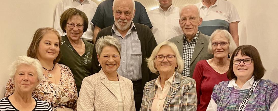 Jubilare und Vorstand der Caritas.