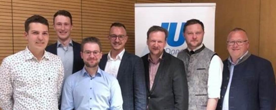 V.l.n.r.: Matthias Forster, Marco Pulci (Bauingenieur, Moderator der Veranstaltung), Dominik Schäff, Dominik Schiele (Leiter Baufinanzierung RVB Ries eG), Christoph Schmidt (Zimmermeister, Staatl. gepr. Techniker Firma Taglieber Holzbau GmbH), Julian Bumberger (JU Kreisvorsitzender), Timo Böllmann (Bürgermeister der Gemeinde Möttingen)