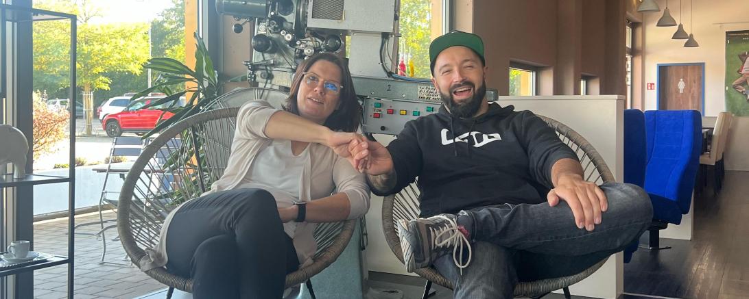 Kinobetreiberin Marion Böhm (links) und Fladenpiraten Marcel Kraft laden wieder ein zu KULT-KINO. Exklusiv für einen Abend kommen Filmklassiker zurück ins Kino Nördlingen. 