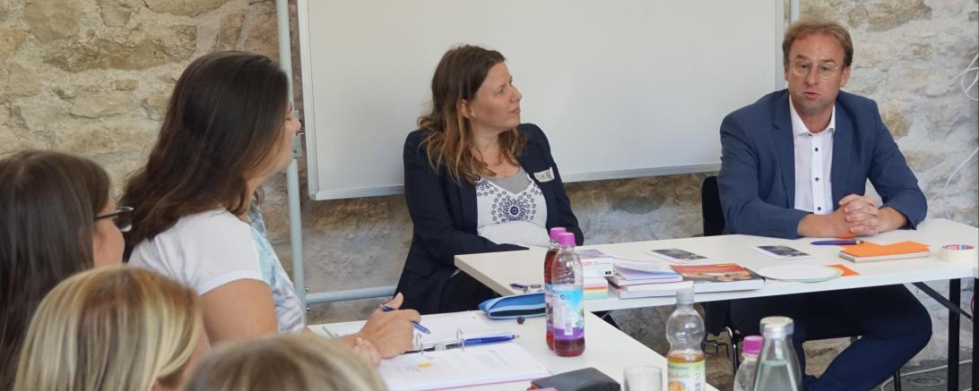 MdL Wolfgang Fackler hat sich mit Stefanie Büchele und ihren Kursteilnehmerinnen über das neue Ausbildungskonzept ausgetauscht.