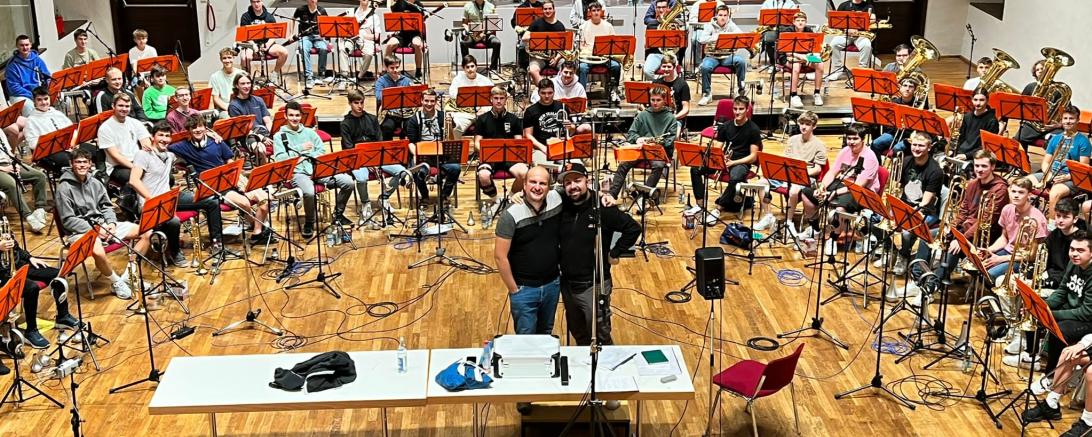 Das Bild zeigt Stadtkapellmeister Oliver Körner und Tonmeister Lukas Bruckmeyer vom DONAUTON Studio und vom mobilen Studio 80 mit den Musikern der Knabenkapelle Nördlingen im Stadtsaal Klösterle 
