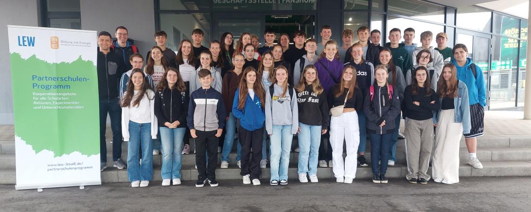 Einen interessanten Wandertag hatten zwei Klassen des THG Nördlingen bei ihrer Führung durch die WWK ARENA.