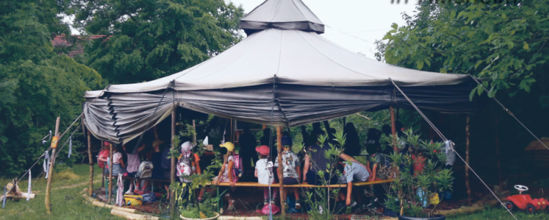 Das Bild zeigt das Märchenzelt am Wurzelhof.