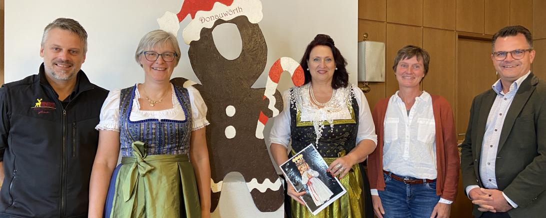  Armin Schnabel (Restaurant Goldener Hirsch), Christiane Kickum (CID), Ulrike Steger (Tourismusleiterin), Kirsten Göbner (Museumsmitarbeiterin) und Jürgen Sorré (Oberbürgermeister) (v.l.) stellen die Aktionen entlang des Donauwörther Plätzlewegs vor. 