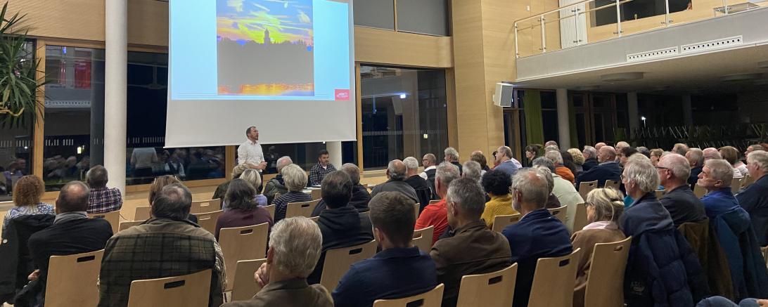 Publikum bei der Bürgerversammlung Oettingen