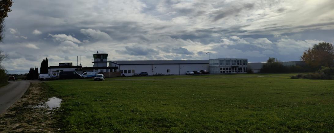 Das Bild zeigt den Genderkinger Flughafen.