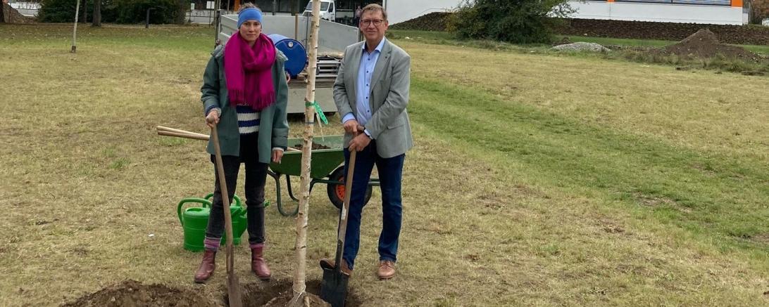 Sophia Och (Kreisfachberaterin für Gartenkultur und Landespflege am Landratsamt Donau-Ries) und Landrat Stefan Rößle bei der Baumpflanzaktion am 23. Oktober 2023