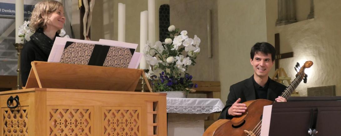 Daniela Niedhammer und Viktor Töpelmann an Viola de Gamba und der Orgel.