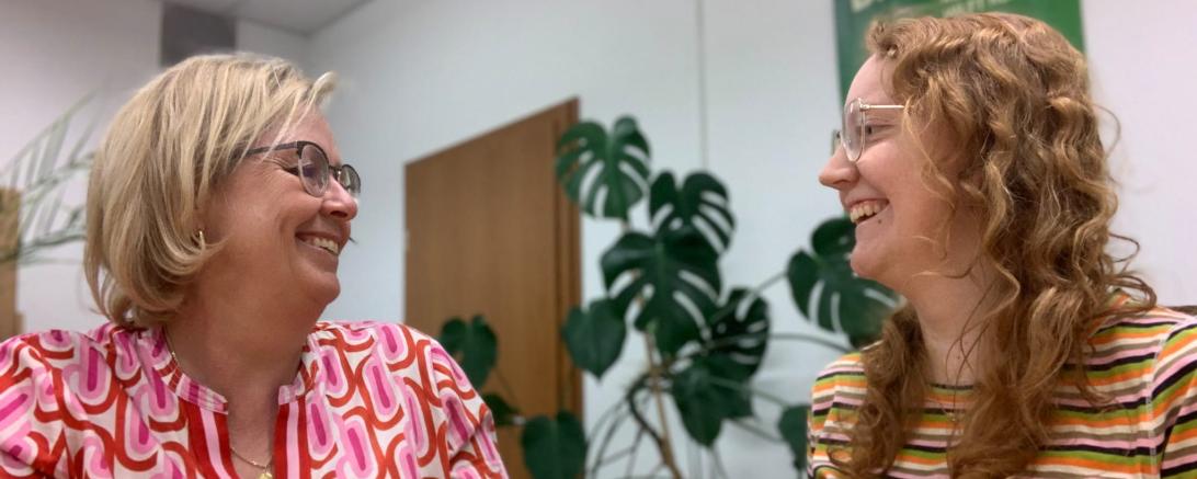 Zu sehen sind Frauen die sich über die Nachhaltigkeit ihres Kleiderschrankes unterhalten.