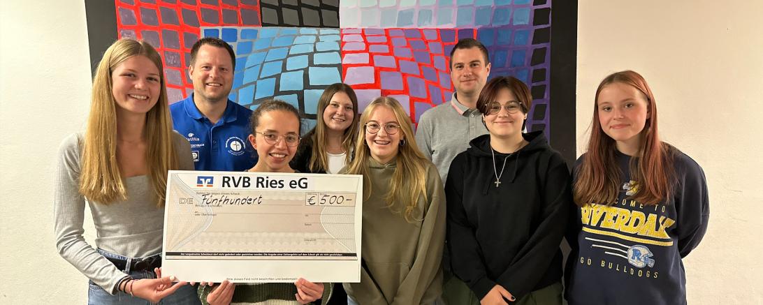 vorne Schülerinnen der Arbeitsgruppe und hinten von rechts Matthias Rösch (Ausbildungsbetreuer bei Destilla) und links Thorsten Gleichmar (Berufsfindung und Schulpartner Realschule Maria Stern Nördlingen)