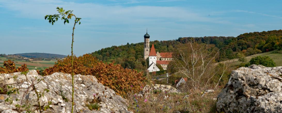 Blick auf die evangelische Kirche St. Georg und das Kloster Mönchsdeggingen