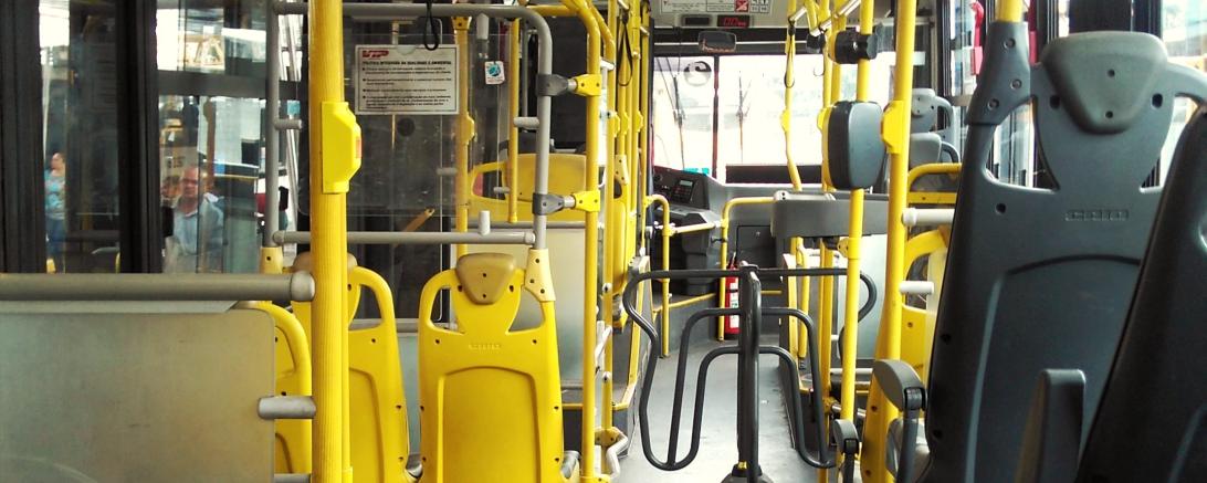 Das Bild zeigt einen Bus.