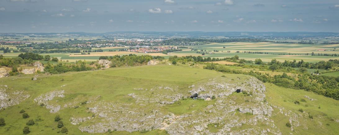 Das Bild zeigt den Riegelberg mit Ofnethöhlen und Blick über den Rieskrater.