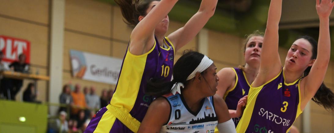 Von Göttinger Veilchen umzingelt. Doch auch drei Gegenspielerin konnten Nördlingens Erika Davenport nicht daran hindern, auch beim 77:63-Heimsieg Topscorerin ihres Teams zu sein. 
