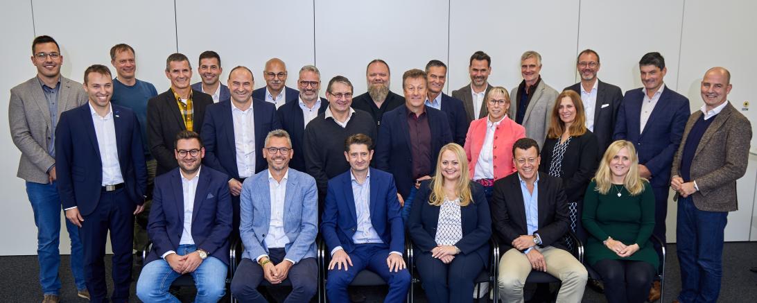 Alle Mitglieder der neu konstituierten IHK-Regionalversammlung Donau-Ries flankiert mit dem IHK-Hauptamt.