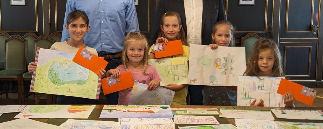 Die Sieger des Malwettbewerbs und ihre Preise.