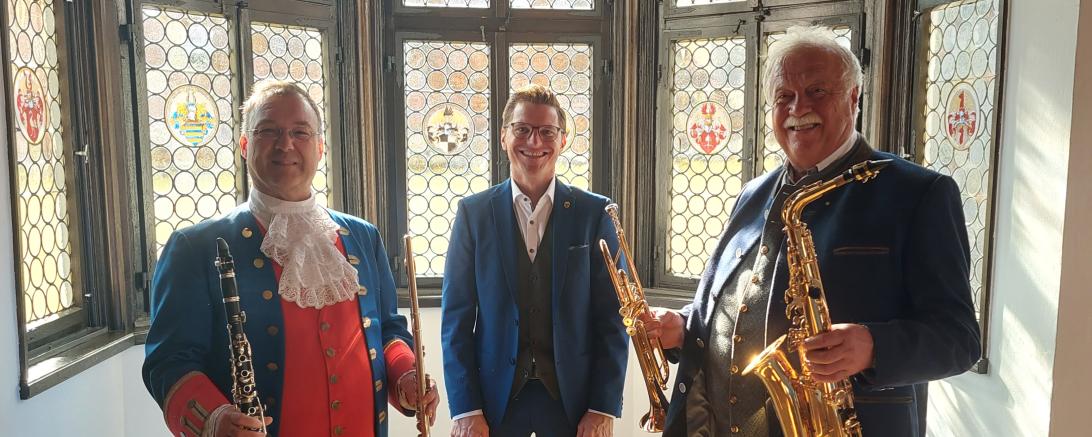 Übergabe an der von Hans und Karin Ernst-Stiftung gespendeten Instrumente an Bläserklasse Nördlingen.