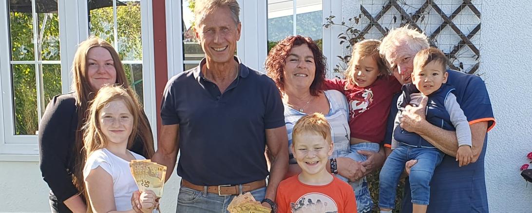 Familie Rasser mit dem gesammelten Spendengeld.