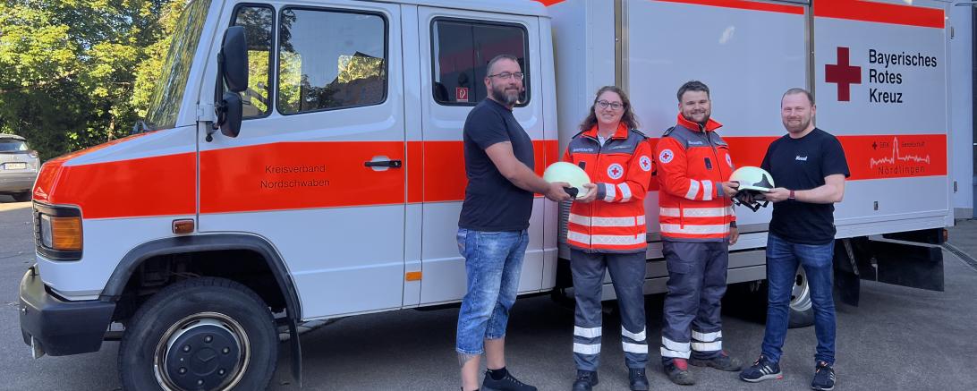 BRK mit neu finanzierten Schutzhelmen.