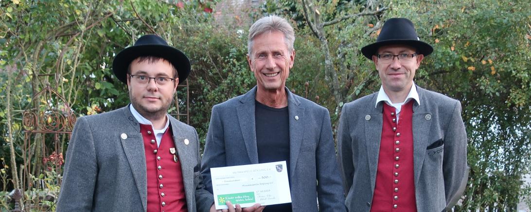 Von links: den 1. Vorsitzenden der Musikkapelle Rögling, Herrn Christian Ferber, den Vorsitzende des Vereins „Kinder  wollen leben, spielen, lachen!“ Herrn Martin Obermann, den 1. Vorsitzenden der Musikkapelle Rögling, Roland Ossiander. 