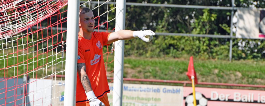 Das Bild zeigt Rains Schlussmann Florian Rauh.