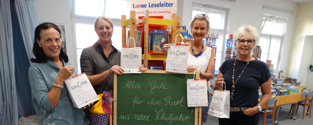 Auf dem Foto von links nach rechts: Evelyn Leippert-Kutzner (Bibliotheksleiterin), Isabel Klauser (Vorsitzende Kiwanis Hilfswerk), Dr. Birgitt Mertin (Vizepräsidentin Kiwanis Club), Inge Ordemann (Mitglied Kiwanis Club)