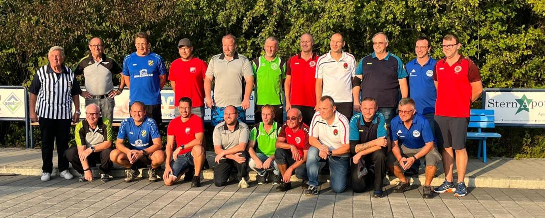 Die Teilnehmer des Duo-Turniers eingerahmt von Schiedsrichter Siegfried Krauth sowie 1. Vorstand Stefan Kleinle der Bäumenheimer Stockfreunde.