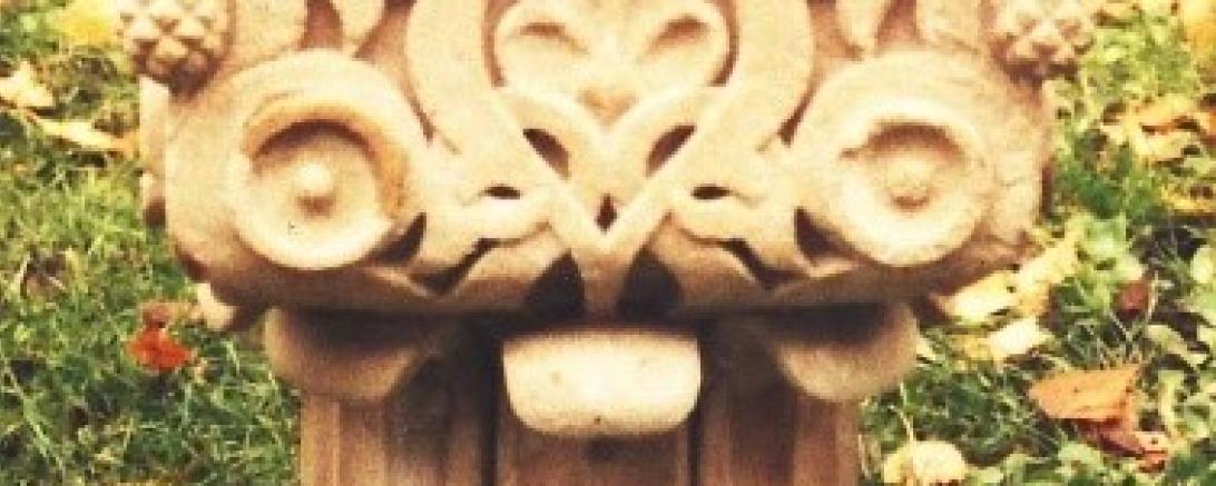 Das Bild zeigt das Kapitell im Garten.