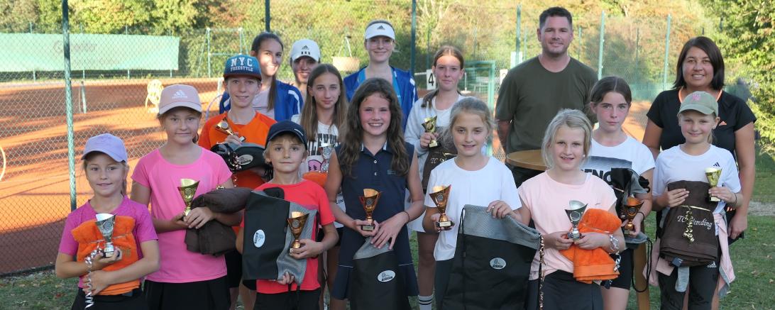 Zu sehen sind die Teilnehmer des Turniers.