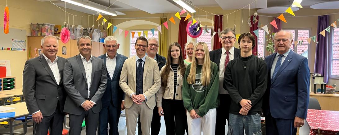 Angestellte Bufdis an Grundschulen.