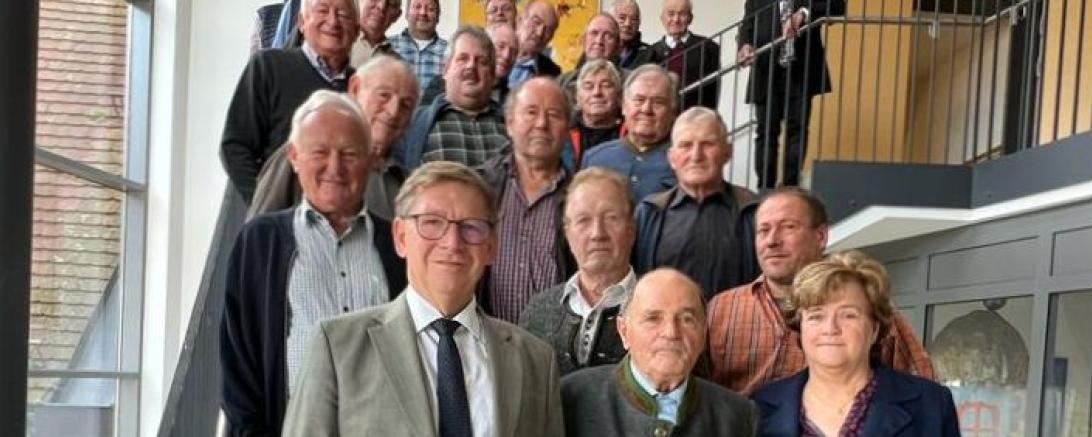 Landrat Stefan Rößle und Vermessungsdirektorin Edith Breumair ehrten die Feldgeschworenen aus dem Landkreis Donau-Ries für ihre ehrenamtliche Tätigkeit.