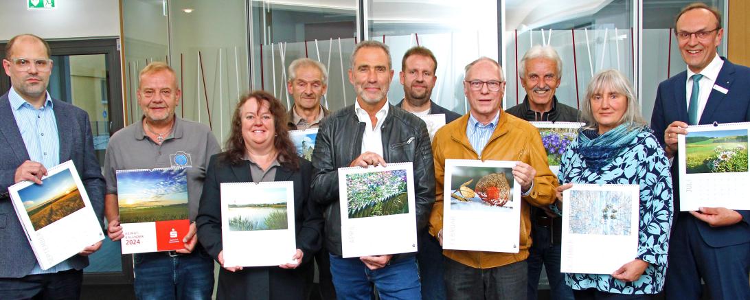 Unser Bild zeigt von links Marketingleiter Nikolaus Koberling, die Fotografen Thomas Schneid, Martina Grimm, Fritz Stengel, Wolfgang Felkl, Michael Walter, Erwin Nitsche, Josef Kessler, Daniela Mildner und Direktor Johann Natzer.