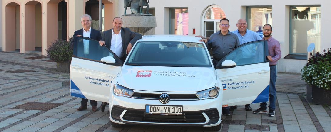 Der Vorstand der Raiffeisen-Volksbank Donauwörth eG Michael Kruck und Alexander Lehmann übergeben das neue Fahrzeug an Branko Schäpers (Geschäftsführer der Caritas Donauwörth), Dekan Robert Neuner und Said Boukhchiba (stv. Pflegedienstleiter Caritas).