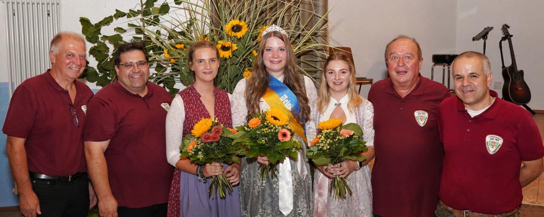 Moderator Adalbert Rößle, 1. Vorstand Christian Hornung, Weinprinzessin Xenia Schmid, Weinkönigin Katharina Kretschmer, Weinprinzessin Jennifer Miller, Schriftführer Alfred Mayr und Sänger Christian Singvogel. 