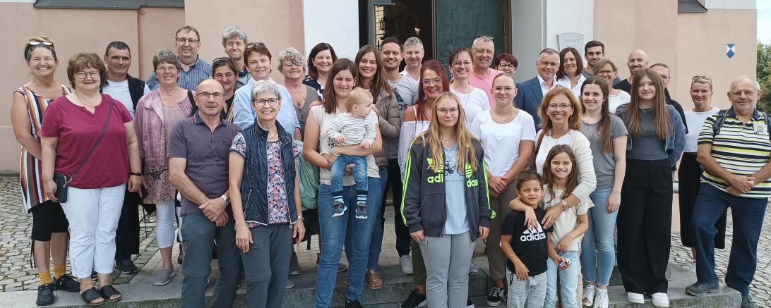 Der Chor De Lumina gemeinsam mit Angehörigen im Jahr 2023 in Neumarkt. Vorderste Reihe ganz rechts: Chorgründerin Lydia Pfefferer.
