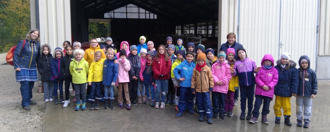 2. Klassen der Grundschule Wemding auf dem Bauernhof.