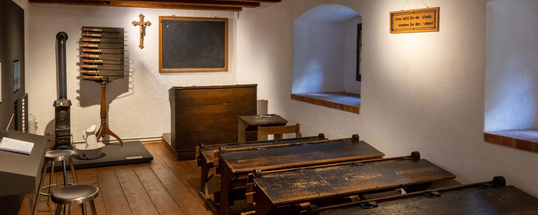 Das Bild zeigt ein altes Klassenzimmer.