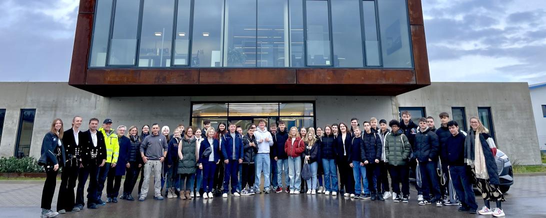 Das Bild zeigt die Wirtschaftsschule Nördlingen zu Besuch bei Eigner Bau.