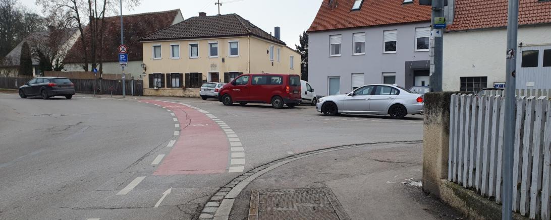 Das Bild zeigt eine Straße.