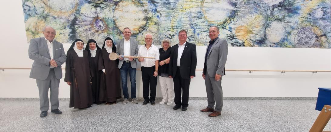 Von links: Gottfried Hänsel, Sr. Dorothea, Priorin Sr. Evamaria, Sr. Agnes, Thomas Mayer, Markus Domis, Stefanie Domis, Robert Burger und Günther Schwendner.