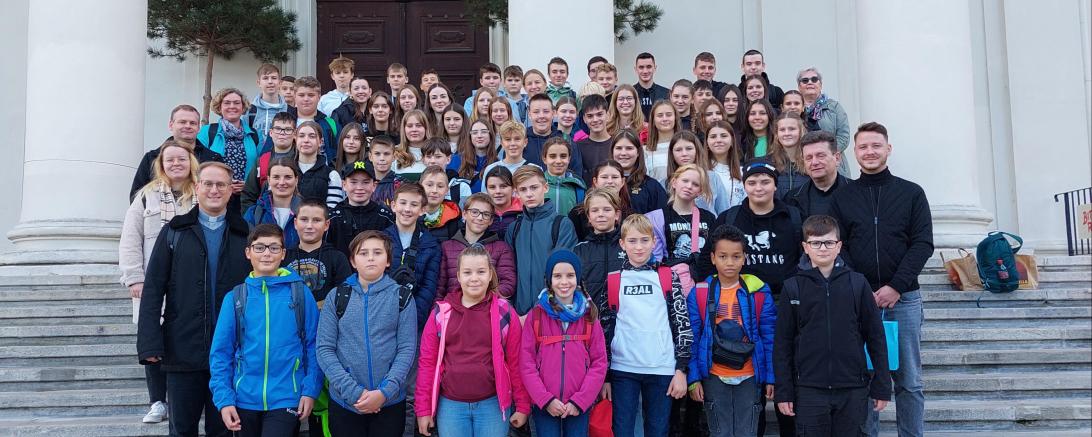 Die Reisegruppe vor der Wiener Karlskirche.