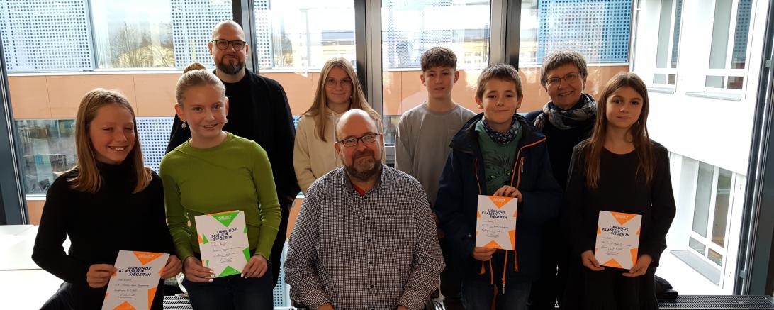 vorne (v.l.n.r): Lina Enders, Letizia Berner, Axel Lumper, Leon Pausch, Nela Rau hinten (v.l.n.r.): Matthis Lehmann, Charlotte Lüftl, Jonathan Christ, Dr. Renate Rachidi