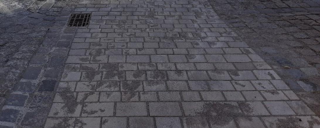 Das Bild zeigt einen Gehweg.