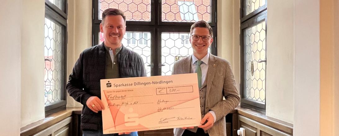 Geschäftsführer Stefan Kirchner übergibt 500 Euro für die „Nördlinger Hilfe in Not“ an Oberbürgermeister David Wittner. 