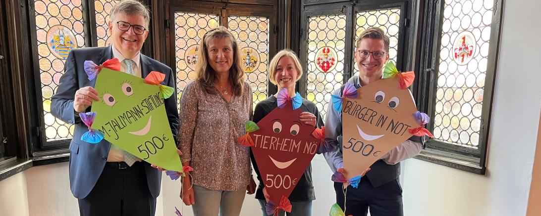 Gerda Bachmann (2.v.l.) spendet insgesamt 1.500 Euro für den guten Zweck. 