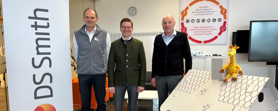 .l.: Michael Lamprecht (Cluster Director South bei DS Smith Packaging Deutschland/Schweiz), Oberbürgermeister David Wittner und Peter Scharfenecker (Site Manager Werk Nördlingen DS Smith) präsentieren die großen Spielhäuser der diesjährigen Weihnachtsaktion. 