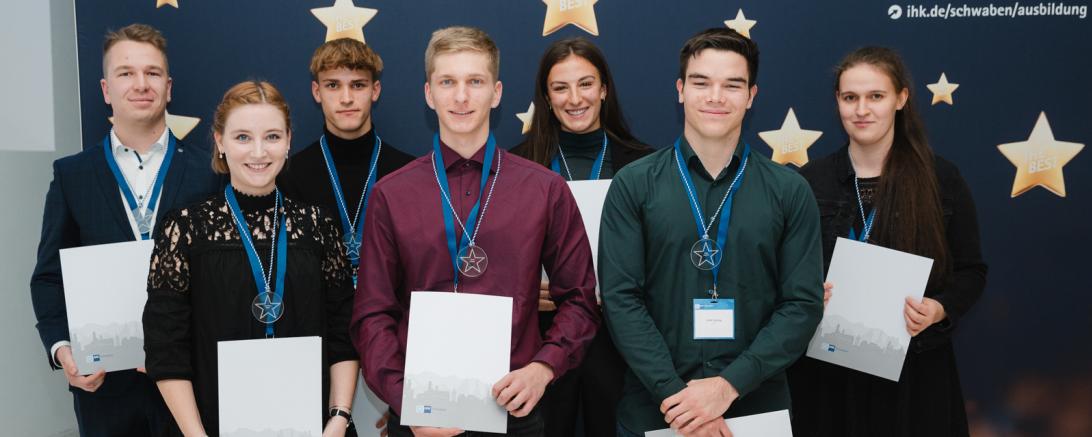 Die besten Auszubildenden aus der Region Dillingen und Donau-Ries (von links):  Luca Giovanni Haußmann, Veronika Meier, Leon Koch, Jonas Letzbor, Sophia Beckert, Janik Gumpp, und Monika Haas.